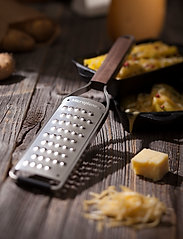 Microplane - Master Series Extra Coarse Grater with Walnut Handle - rivjärn - brown - 3