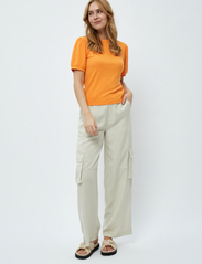 Minus - Johanna T-shirt - die niedrigsten preise - orange peel - 4