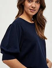 Minus - Liva Strik T-Shirt - laveste priser - black iris solid - 7