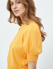 Minus - Liva Strik T-Shirt - sweaters - mango sorbet - 4