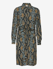 Minus - Alyx dress - skjortekjoler - misty blue snake print - 0
