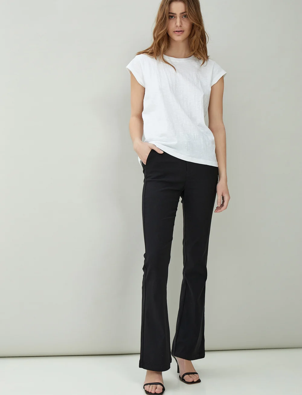 Minus - Carma flared pants - utsvängda byxor - sort - 0