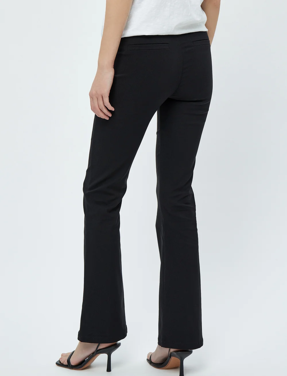 Minus - Carma flared pants - utsvängda byxor - sort - 5
