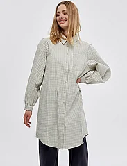 Minus - Nema Shirtdress - hemdkleider - broken white checks - 2