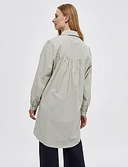 Minus - Nema Shirtdress - skjortekjoler - broken white checks - 3
