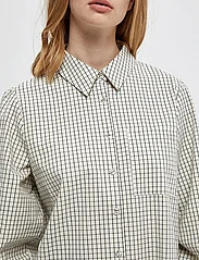 Minus - Nema Shirtdress - skjortekjoler - broken white checks - 4