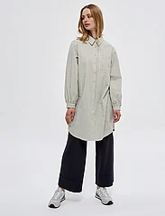 Minus - Nema Shirtdress - skjortekjoler - broken white checks - 5