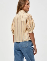 Minus - Yuna Shirt - kortermede bluser - yellow straw stripes - 3