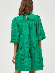 Minus - Lelia Dress - korta klänningar - ivy green - 3