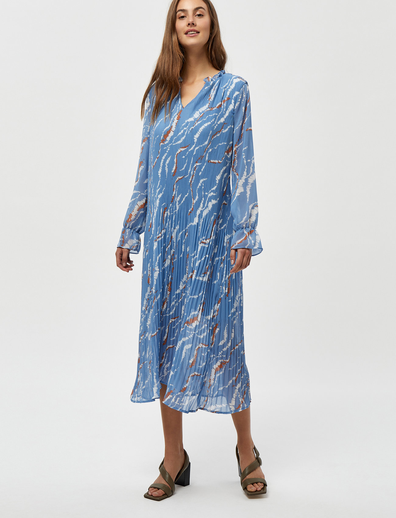 Minus - Rikka Mia V-neck Long Dress - sukienki do kolan i midi - denim blue graphic print - 0
