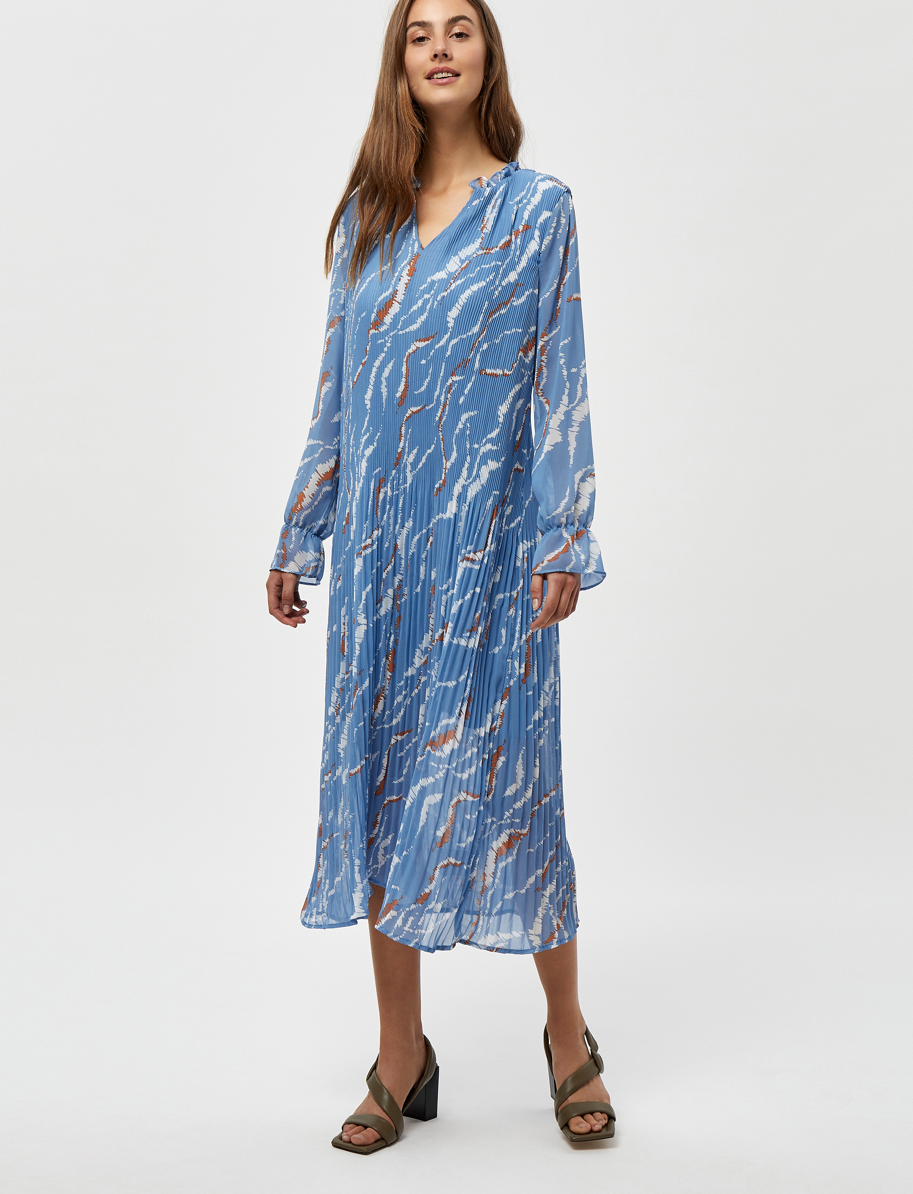 Minus - Rikka Mia V-neck Long Dress - denim blue graphic print - 2