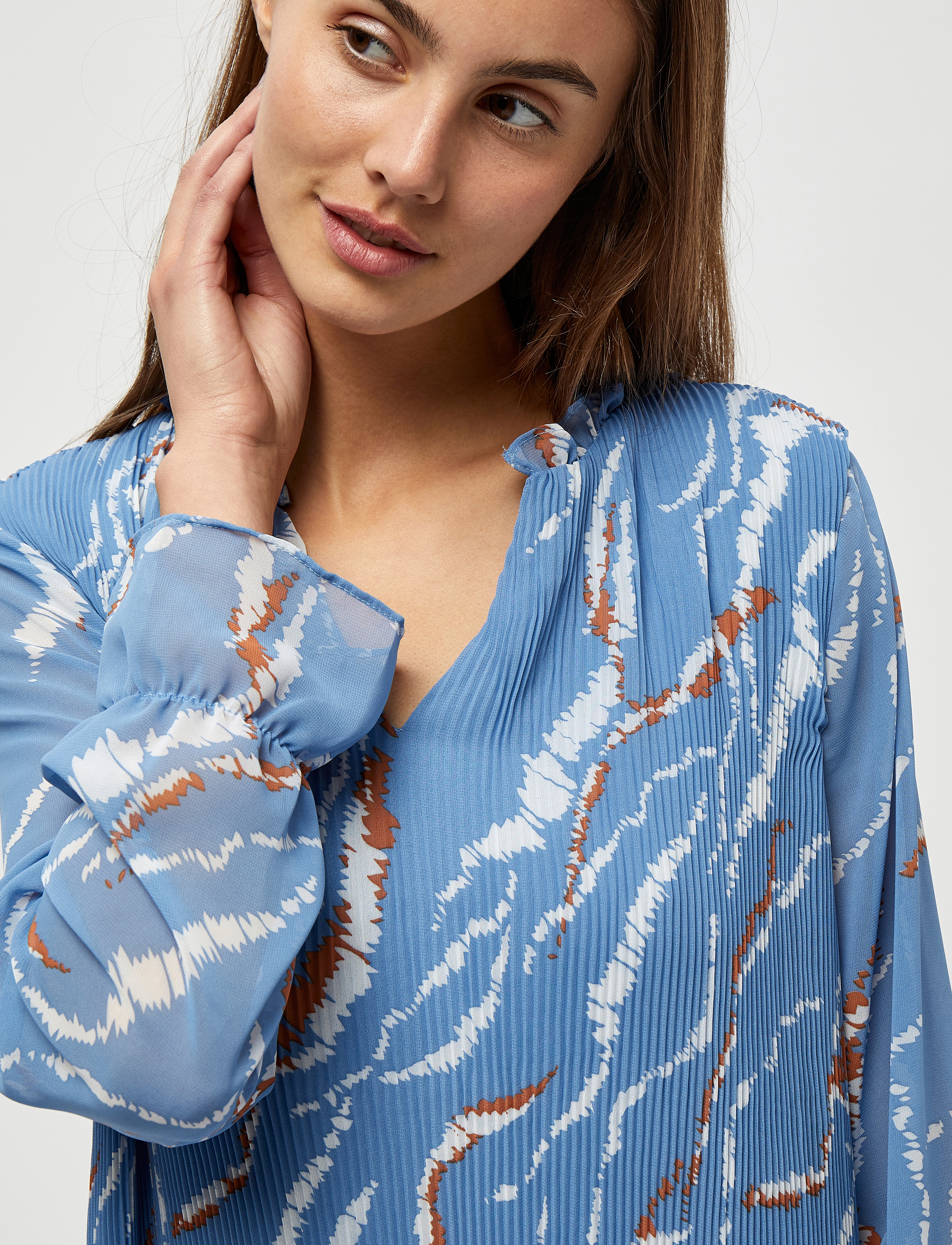 Minus - Rikka Mia V-neck Long Dress - denim blue graphic print - 4