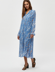 Minus - Rikka Mia V-neck Long Dress - midi kjoler - denim blue graphic print - 5