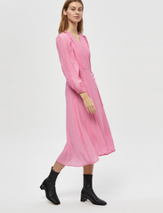 Minus - Josia Wrap Dress - kleitas ar pārlikumu - orchid pink - 2
