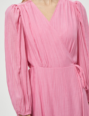 Minus - Josia Wrap Dress - kleitas ar pārlikumu - orchid pink - 4