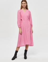 Minus - Josia Wrap Dress - kleitas ar pārlikumu - orchid pink - 5