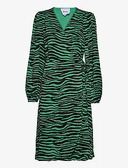Minus - Evelyn Wrap Dress - omslagskjoler - apple green animal print - 0