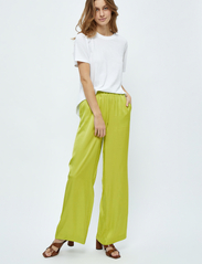 Minus - Kamia Bukser - wide leg trousers - bright lime - 4