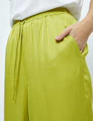Minus - Kamia Bukser - bikses ar platām starām - bright lime - 5