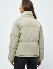 Minus - Alexis Short Puffer Jacket 1 - vinterjackor - pure cashmere - 3