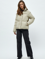Minus - Alexis Short Puffer Jacket 1 - talvitakit - pure cashmere - 4