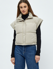 Minus - Alexis Short Puffer Vest 3 - puffer vests - pure cashmere - 2