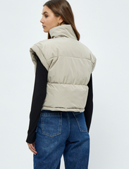 Minus - Alexis Short Puffer Vest 3 - mouwloze vesten - pure cashmere - 3
