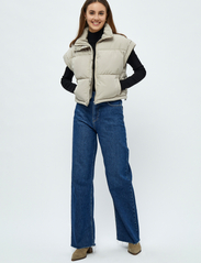 Minus - Alexis Short Puffer Vest 3 - polsterētas vestes - pure cashmere - 5