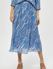 Minus - Rikka Mia Long Skirt - midiseelikud - denim blue graphic print - 2