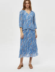 Minus - Rikka Mia Long Skirt - midi kjolar - denim blue graphic print - 4