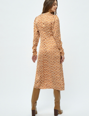 Minus - Kassaria GRS Dress 1 - midikjoler - desert sand graphic print - 3