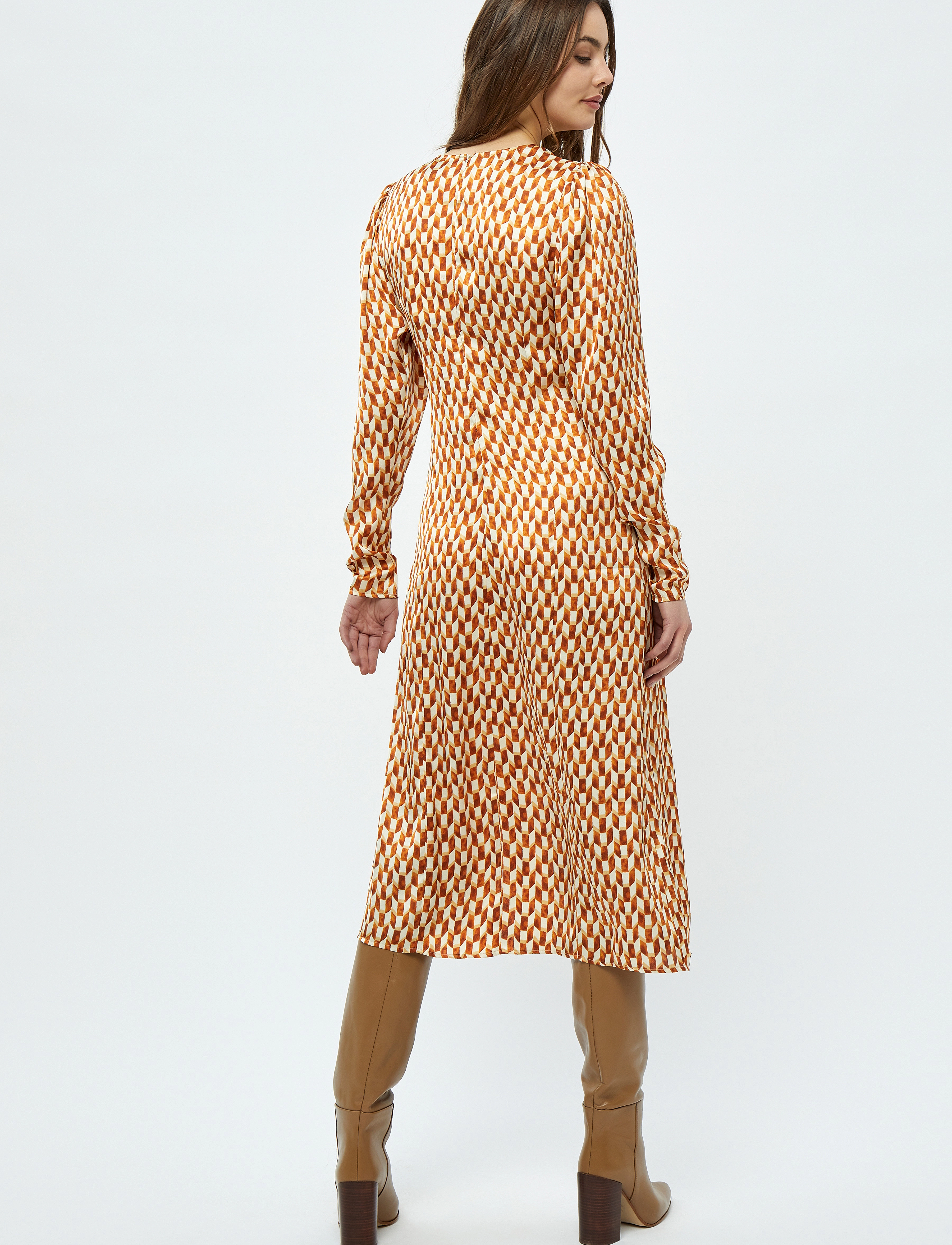 Minus - Kassaria GRS Dress 1 - midi kjoler - desert sand graphic print - 3
