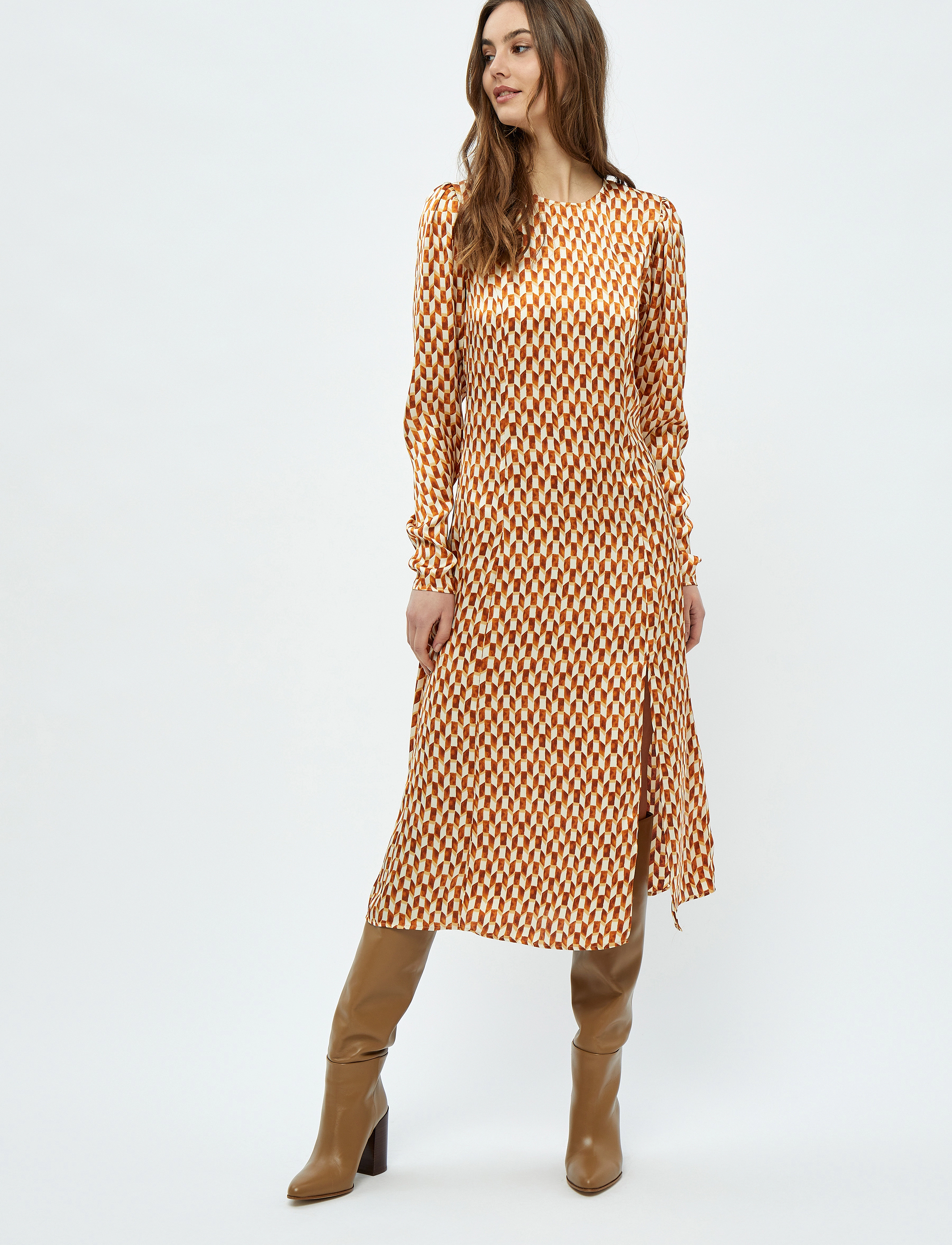 Minus - Kassaria GRS Dress 1 - midi kjoler - desert sand graphic print - 4