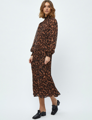 Minus - Mia Smock Lang Kjole - maxi dresses - brown leo print - 2