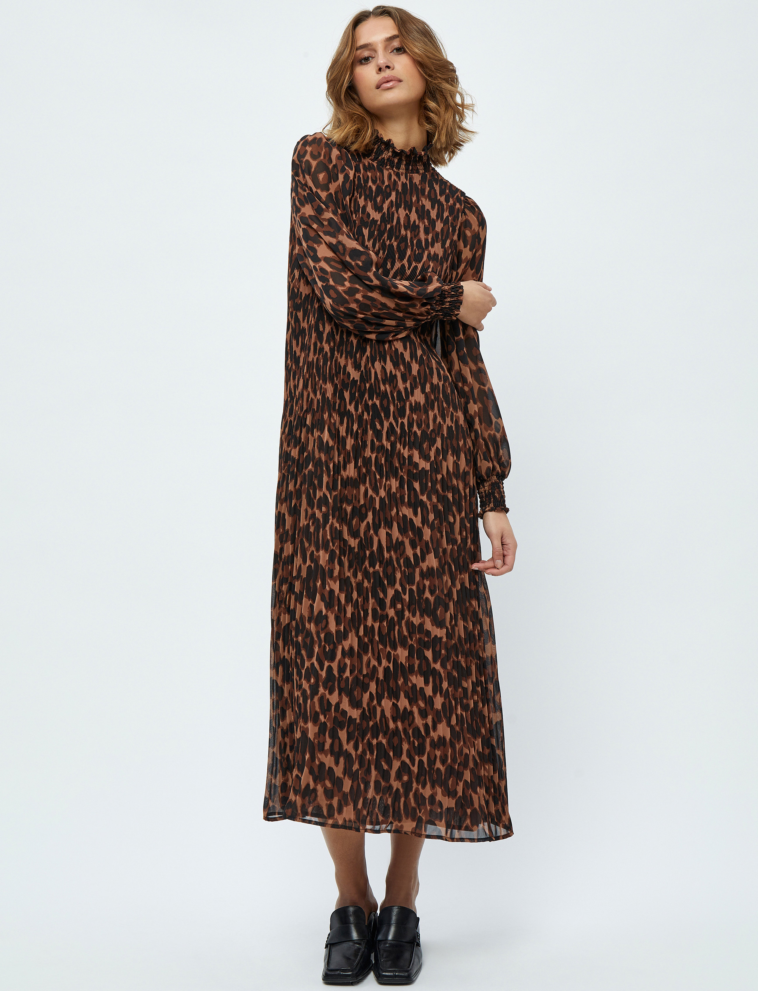 Minus - Mia Smock Lang Kjole - brown leo print - 4