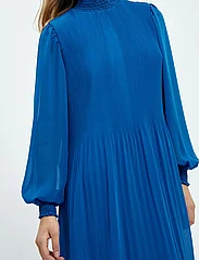 Minus - Mia Smock Lang Kjole - odzież imprezowa w cenach outletowych - snorkel blue - 4