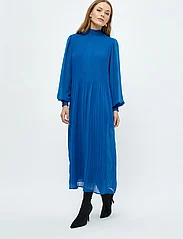 Minus - Mia Smock Lang Kjole - odzież imprezowa w cenach outletowych - snorkel blue - 5