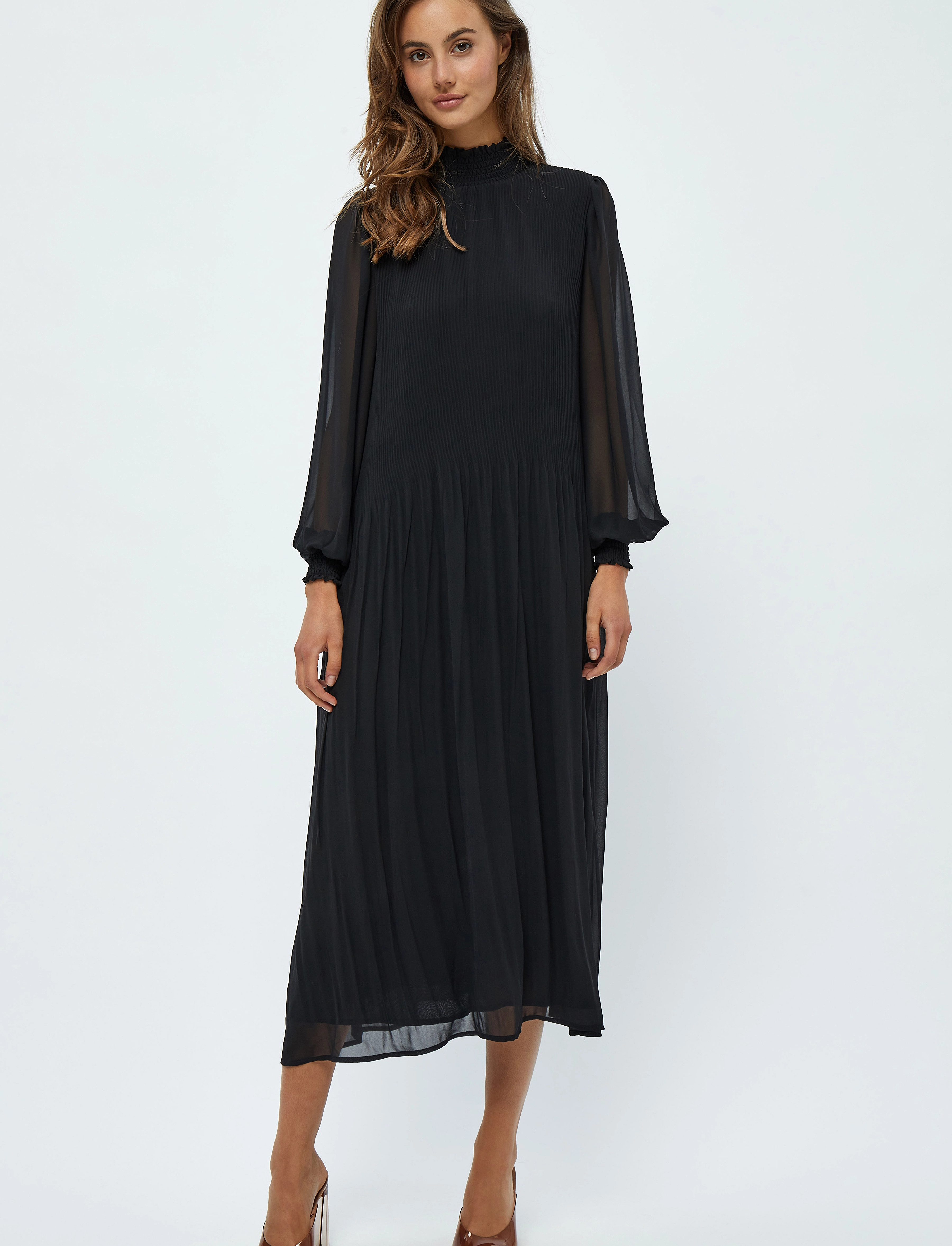 Minus - Mia Smock Lang Kjole - sort - 4