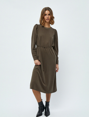 Minus - Brinley boatneck dress - midi jurken - slate brown - 2