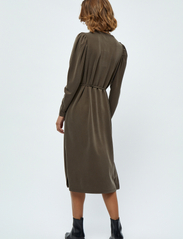Minus - Brinley boatneck dress - midi jurken - slate brown - 3