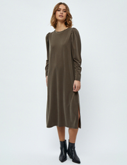 Minus - Brinley boatneck dress - midikleidid - slate brown - 4