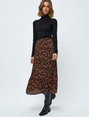 Minus - Mia Long Skirt 4 - maxi röcke - brown leo print - 4