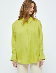 Minus - Kamia Oversized Skjorte - long-sleeved shirts - bright lime - 2