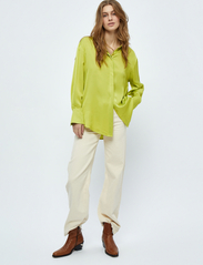 Minus - Kamia Oversized Skjorte - long-sleeved shirts - bright lime - 4