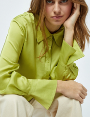 Minus - Kamia Oversized Skjorte - long-sleeved shirts - bright lime - 5