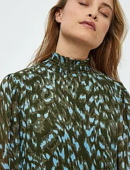 Minus - Eria Smock Lang Kjole - skjortklänningar - ivy green print - 5