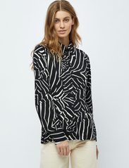 Minus - Kassandra Skjorte - langermede skjorter - black print - 2