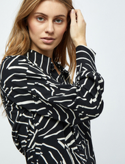 Minus - Kassandra Skjorte - langærmede skjorter - black print - 5
