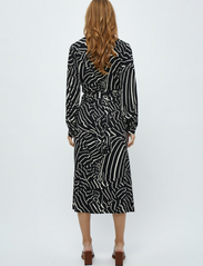 Minus - Kassandra Maxi Kjole - sukienki koszulowe - black print - 3