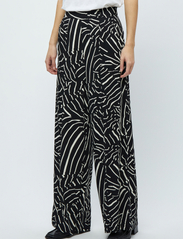 Minus - Kassandra Bukser - bukser med brede ben - black print - 2